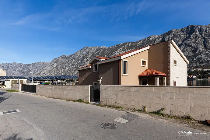 Eine luxuriöse dreistöckige Villa in erster Meereslinie in Kotor